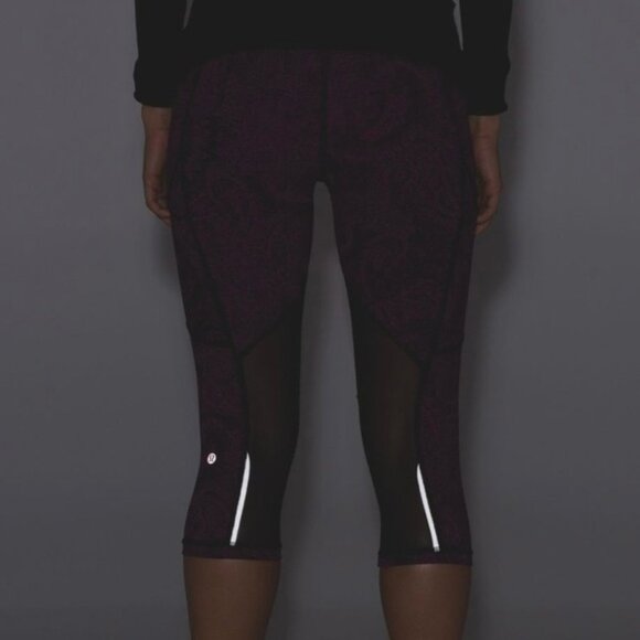 Lululemon Outrun 17" Crop Antique Paisley Deep Fuschia Black / Black size 8 - Picture 5 of 14